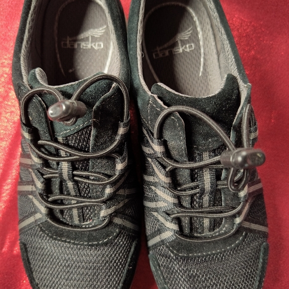 Great shape Dansko sz 8W sneakers - Picture 2 of 3